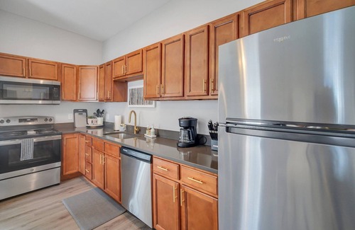 Metropolitan House | Posh Oasis w/Amazing Patio, Walk Everywhere by Lucky Savannah