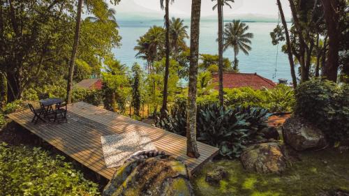 Praia de Aracatiba Hotel | Pousada Sobre A Rocha