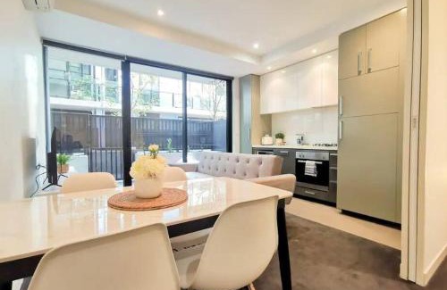 Prahran Apartment | PR126-1 BR Comfy Stay Next to Station with FREE Parking