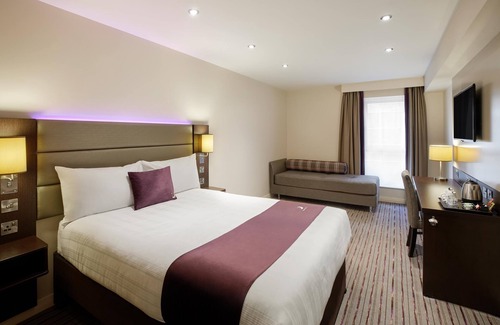 Greasby Hotel | Premier Inn Wirral - Greasby