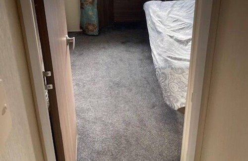 Clacton-on-Sea Cabin | Premium 2 bed Caravan sleeps 6 with huge decking
