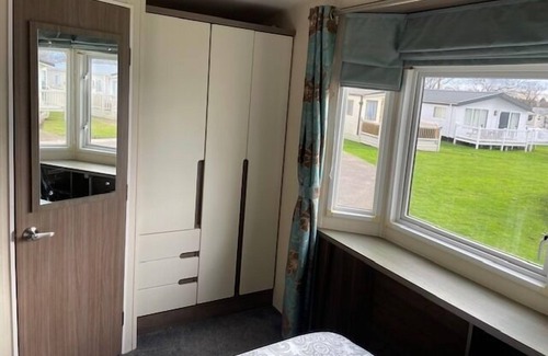 Clacton-on-Sea Cabin | Premium 2 bed Caravan sleeps 6 with huge decking