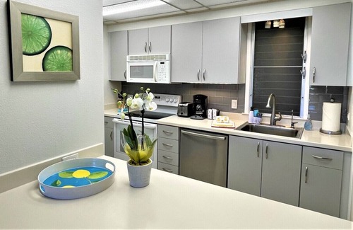 Kaanapali Condo | PREMIUM 5 STAR OV "J" UNIT - TOP FLOOR MODERN LUXURY J206
