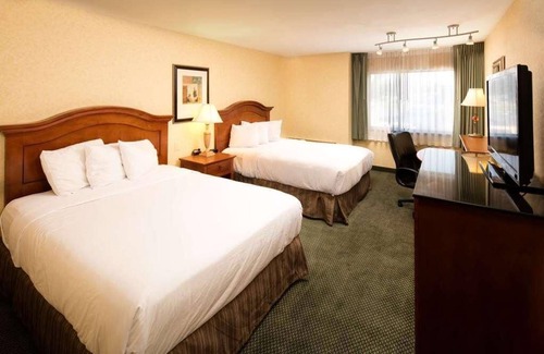 Wenatchee Hotel | Premium Experience! Spacious Unit with Balcony, Outdoor Pool, Free Parking