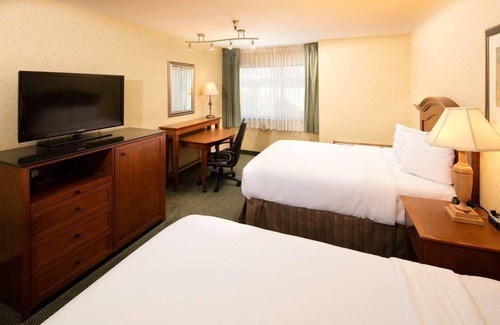 Wenatchee Hotel | Premium Experience! Spacious Unit with Balcony, Outdoor Pool, Free Parking