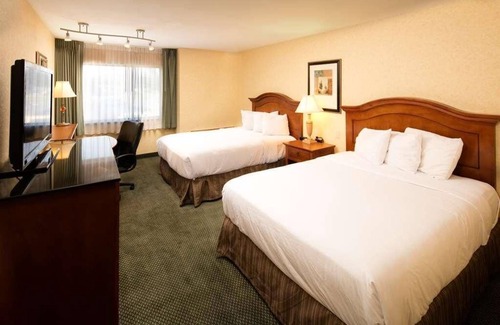 Wenatchee Hotel | Premium Experience! Spacious Unit with Balcony, Outdoor Pool, Free Parking