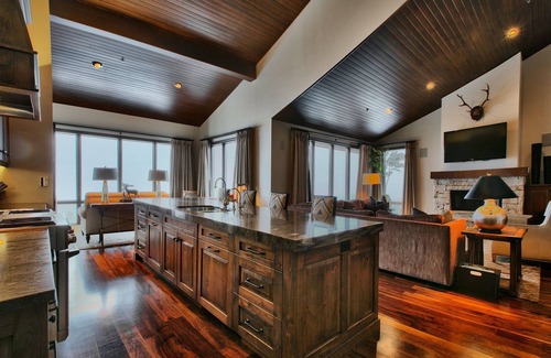Deer Valley House | Premium Luxury Three Bedroom Suite with Two Hot Tubs 3 Apartment Hotel by RedAwning