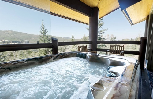 Deer Valley House | Premium Luxury Three Bedroom Suite with Two Hot Tubs 3 Apartment Hotel by RedAwning