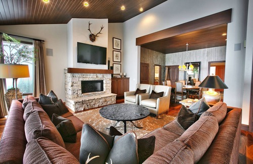 Deer Valley House | Premium Luxury Three Bedroom Suite with Two Hot Tubs 3 Apartment Hotel by RedAwning