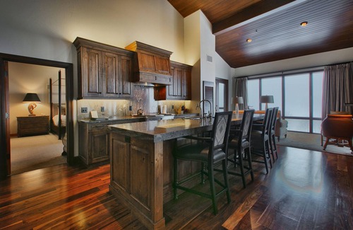 Deer Valley Apartment | Premium Luxury Two Bedroom Suite with Mountain Views 2 Apartment Hotel by RedAwning