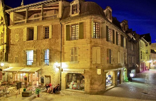Sarlat-la-Caneda Historic Center Apartment | Prestigious apartment with private parking in Sarlat City Center