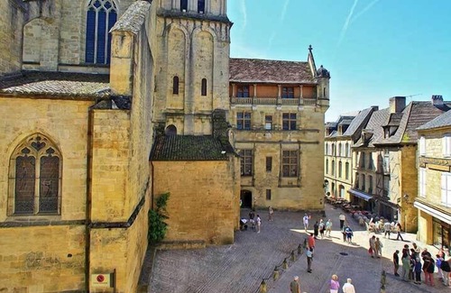 Sarlat-la-Caneda Historic Center Apartment | Prestigious apartment with private parking in Sarlat City Center