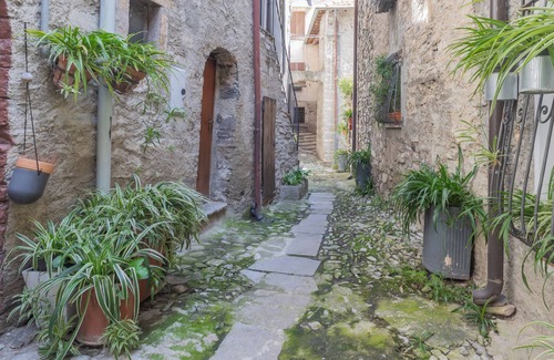 Carate Urio Apartment | Pretty Studio in Old Town by Rent all Como