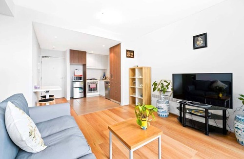 Kensington Apartment | Prime Kensington 2BR Apt with a Massive Backyard!
