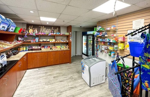 Crystal Harbour Apartment | Prime Location! Onsite Swimming Pool, Pets Allowed, Free Parking!