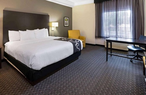 Superstition Springs House | Prime Location! Onsite Pool, Free Breakfast, Free Parking