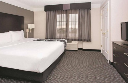 Superstition Springs House | Prime Location! Onsite Pool, Free Breakfast, Free Parking