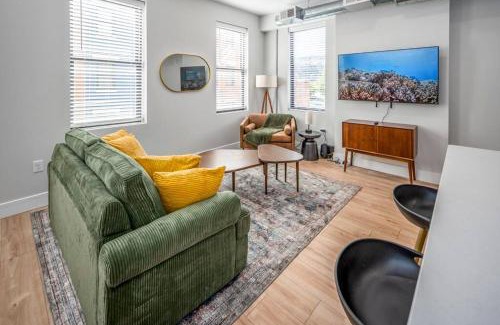 Over-the-Rhine Apartment | Prime OTR, 1 Block to TQL, Cali King Bed, Sleeps 4ppl, Free Light Rail, Smart TVs