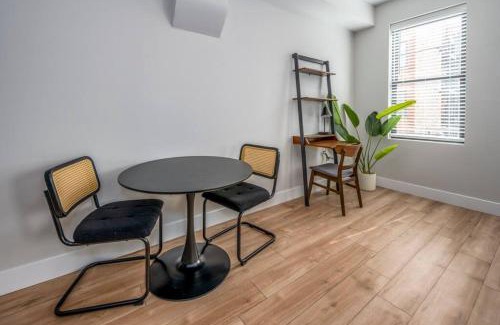 Over-the-Rhine Apartment | Prime OTR, 1 Block to TQL, Cali King Bed, Sleeps 4ppl, Free Light Rail, Smart TVs