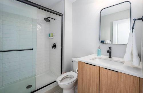 Over-the-Rhine Apartment | Prime OTR, 1 Block to TQL, Cali King Bed, Sleeps 4ppl, Free Light Rail, Smart TVs