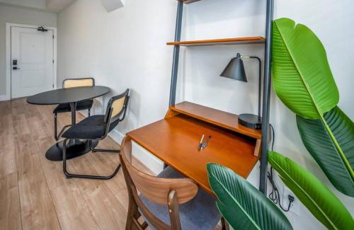 Over-the-Rhine Apartment | Prime OTR, 1 Block to TQL, Cali King Bed, Sleeps 4ppl, Free Light Rail, Smart TVs