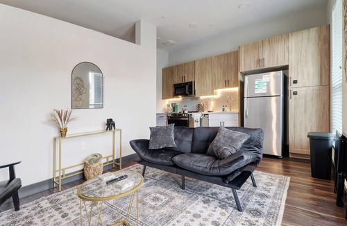 North Burnet Apartment | Prime Sleek Studio Near Q2 & Domain With Pool, Gym and Free Parking