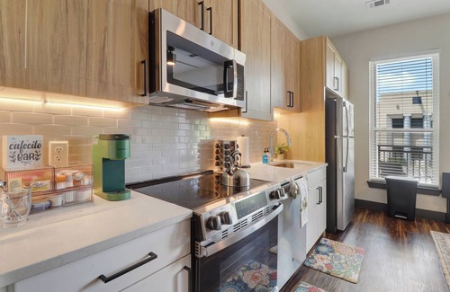 North Burnet Apartment | Prime Sleek Studio Near Q2 & Domain With Pool, Gym and Free Parking