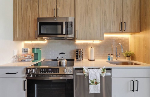 North Burnet Apartment | Prime Sleek Studio Near Q2 & Domain With Pool, Gym and Free Parking