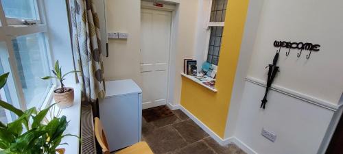 Todmorden Apartment | Private annex to Victorian villa, with kitchen and Free parking