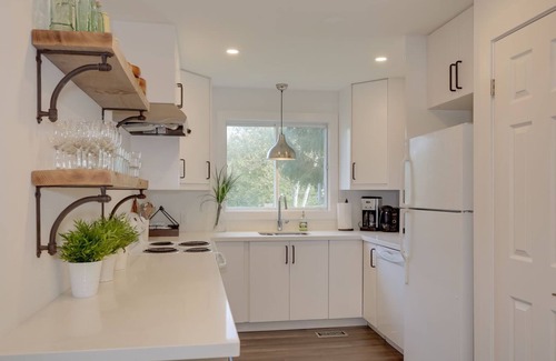 The Blue Mountains Cottage | Private Beach access and dozens of 5-star reviews! Stunning 7 bedrooms!