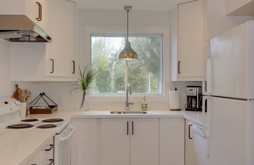 The Blue Mountains Cottage | Private Beach access and dozens of 5-star reviews! Stunning 7 bedrooms!