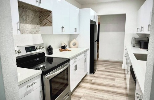 Seybold House | Private Beach Villa Miami with Hot Tub & BBQ, Ping Pong & Pool table
