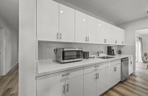 Seybold House | Private Beach Villa Miami with Hot Tub & BBQ, Ping Pong & Pool table