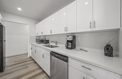 Seybold House | Private Beach Villa Miami with Hot Tub & BBQ, Ping Pong & Pool table