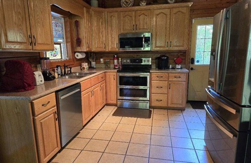 Jesup Cabin | Private Cabin on 40 acres! Fish-Hunt-Dog Friendly 2 Ponds, Fireplace, Secluded