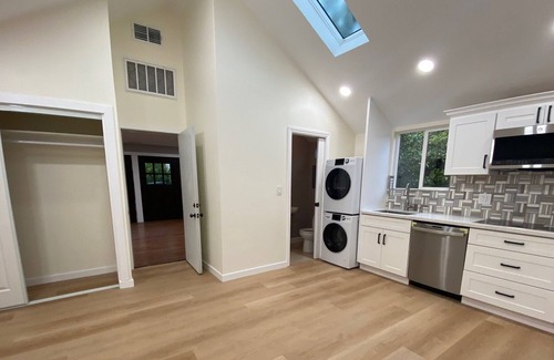 Old Palo Alto Cottage | Private cottage - in charming old Palo Alto, full kitchen, 1BR/1BA. common area