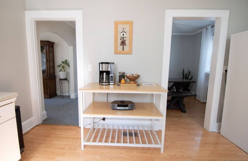 Anderson Cottage | Private Deck + Yard - Sleep Number Bed for comfortable stay 💕
