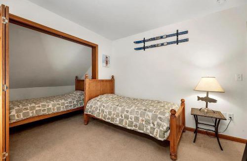 Bretton Woods Resort | Private end unit Townhome in Bretton Woods