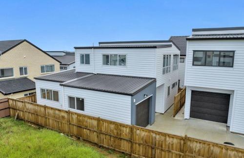 Auckland House | Private Ensuite for singles or couples