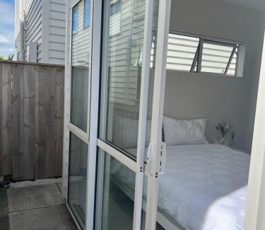 Auckland House | Private Ensuite for singles or couples