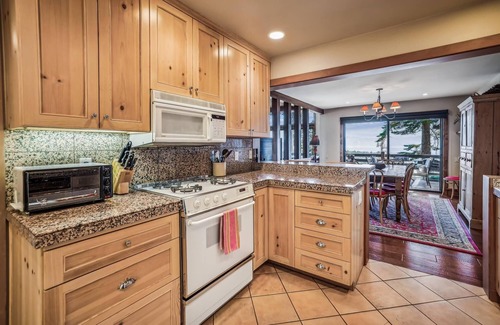Tahoe City Condo | Private Feel Lakeview Corner Condo Unit #5