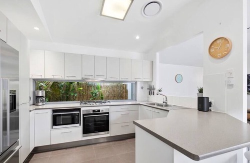 Parrearra House | Private & Peaceful Kawana Island Home