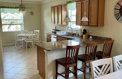 Venice House | Private Pool and Hot-tub in paradise - privacy, sunsets and fun!