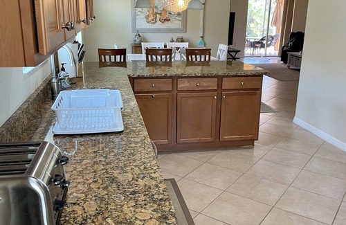 Venice House | Private Pool and Hot-tub in paradise - privacy, sunsets and fun!