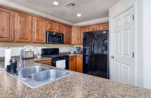 La Verkin House | Private Pool & Spa, Pickleball, King Beds, Near Zion, Sleeps 16+, Game Room