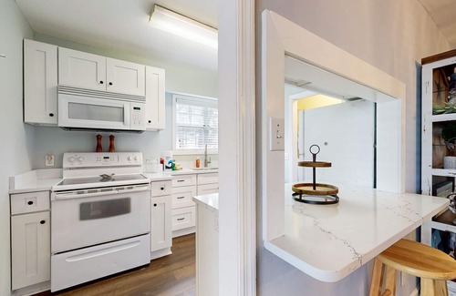 Saint Simons Heights Condo | Private retreat with access to community pool & nearby entertainment