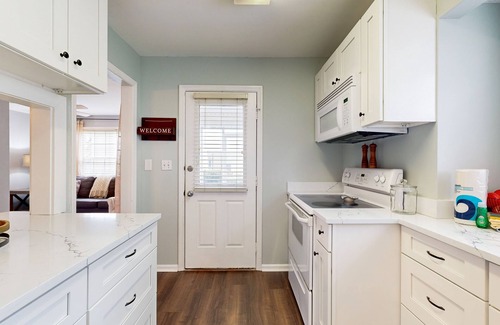Saint Simons Heights Condo | Private retreat with access to community pool & nearby entertainment