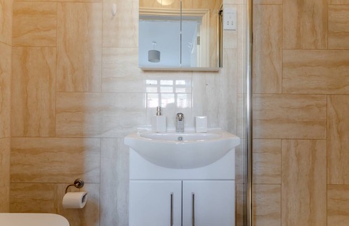 Queensbury Resort | Private room ∙ 1 bedroom ∙ 2 guests