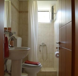 Ioannina House | Private Room Sunny Retreat with a Garden Terrace