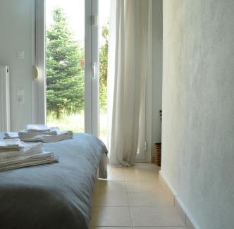 Ioannina House | Private Room Sunny Retreat with a Garden Terrace